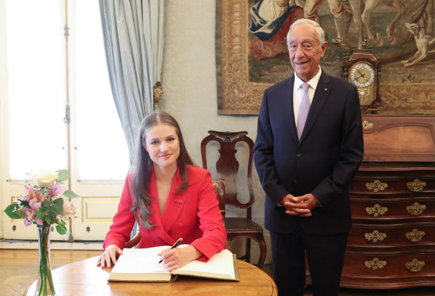 La princesa Leonor de Borbón firma en el libro de autoridades en presencia del presidente la República Portuguesa, Marcelo Rebelo de Sousa