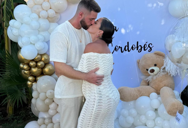 Anabel Pantoja y David Rodríguez disfrutan felices en su 'gender reveal party'.