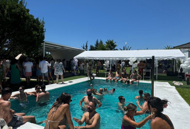 La influencer reunió a sus invitados alrededor de una piscina para hacer más fresco el día.