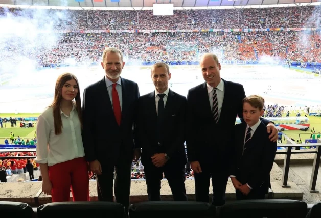 El rey, la infanta Sofía, el Príncipe Guillermo y su hijo George antes de empezar el partido final de la Eurocopa.