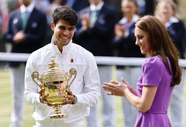 Carlos Alcaraz recoge el trofeo de manos de Kate Middleton.