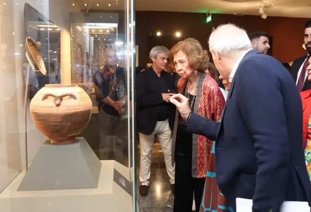 Su Majestad la Reina Doña Sofía contempla una de las piezas de la exposición