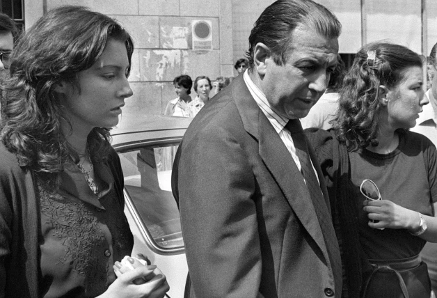 Antonio Ordóñez con sus hijas, en el funeral de su mujer.