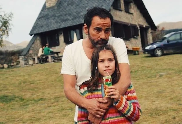 Eduard Fernández con su hija Greta de pequeña