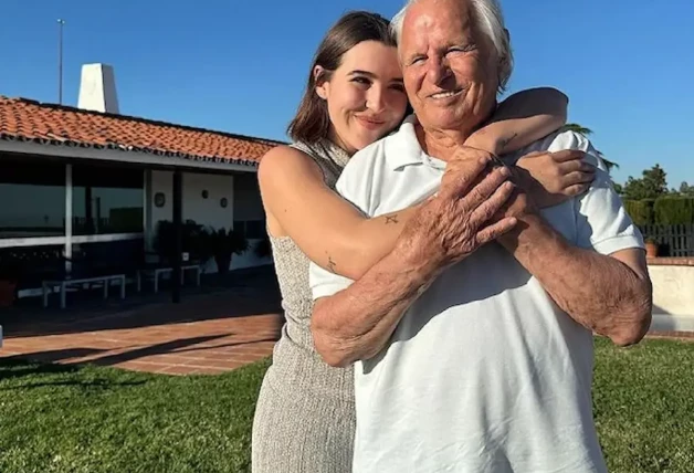 Alba Díaz con su abuelo