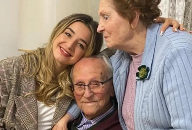 Lola Indigo con sus abuelos