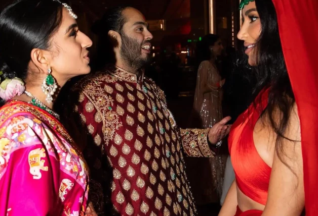 kim kardashian con novios boda india