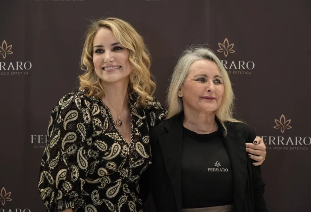 Alba Carrillo y su madre