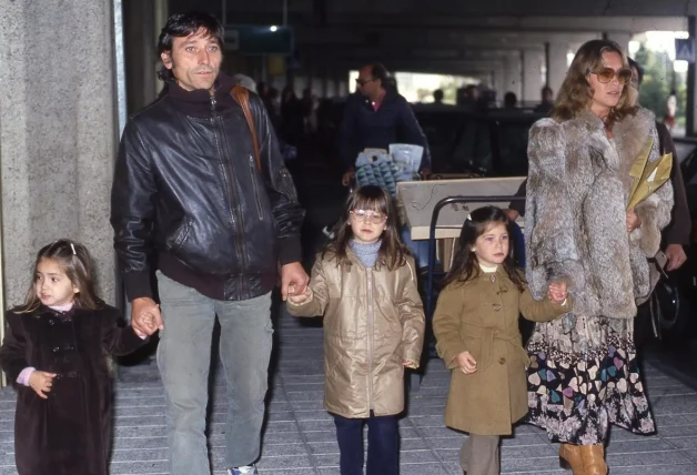 ANTONIO GADES Y PEPA FLORES CON SUS HIJAS