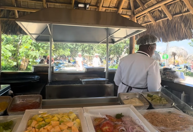 La pareja está probando la gastronomía local