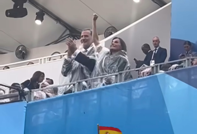 La Reina Letizia se mostró eufórica al paso de la delegación española por el Sena.