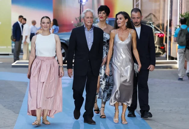 La reina Letizia llegando al Atlàntida Film Fest con Michael Douglas, la presidenta balear, Marga Prohens y la ministra Elma Saiz.