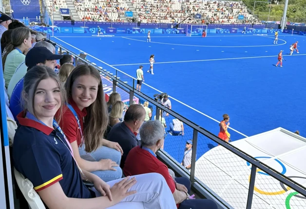 La Princesa y su hermana en las gradas disfrutando del partido del equipo femenino de hockey hierba.