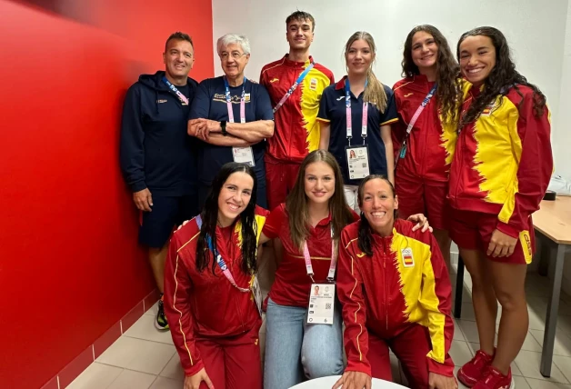 La heredera y su hermana con el equipo de natación.