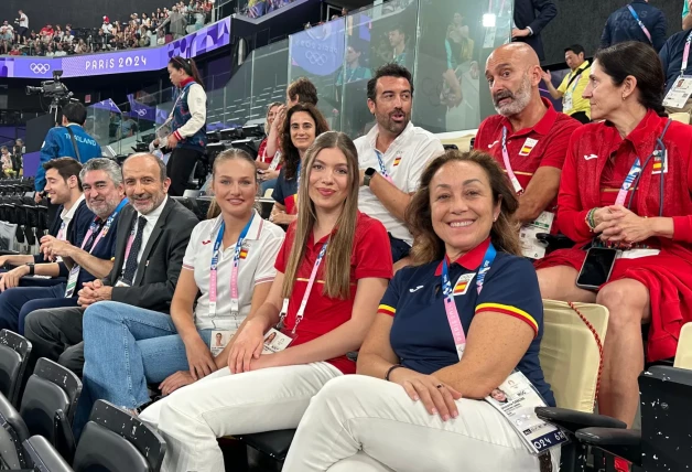 La Princesa y la Infanta acompañadas de las autoridades españolas asistentes en La Chapelli Arena para ver el partido de bádminton de Carolina Marín y Jenjira Stadelmann