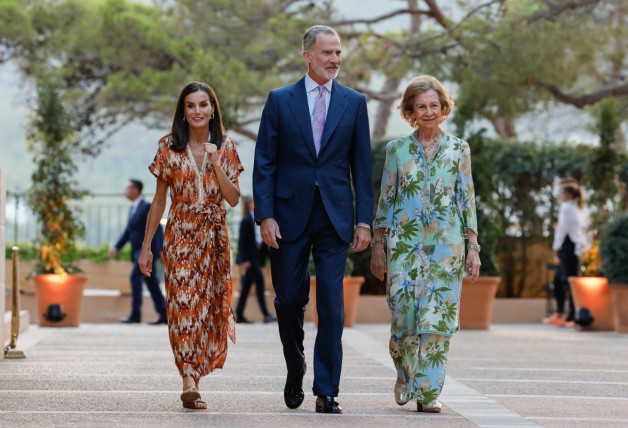 Los Reyes Felipe y Letizia, y Doña Sofía, durante la recepción con representantes de la sociedad balear que se celebra en el Palacio de Marivent, en Palma de Mallorca