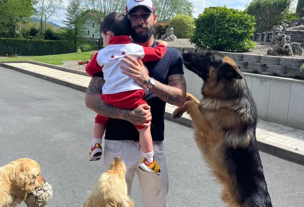 Jota Peleteiro con su hijo Alejandro.