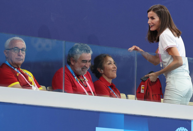 La Reina Letizia se mostró como una más en la grada del estadio.