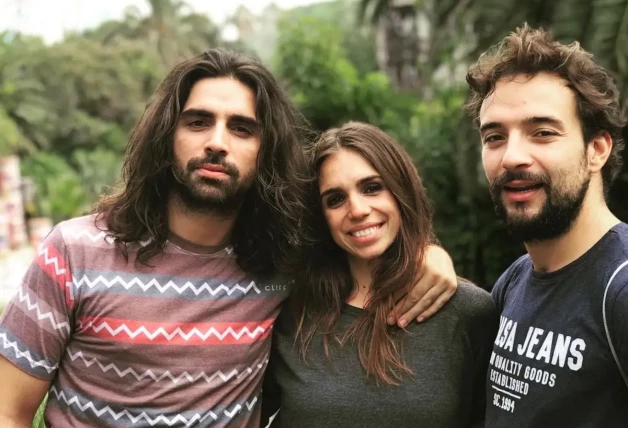 Elena Furiase con su hermano y su pareja