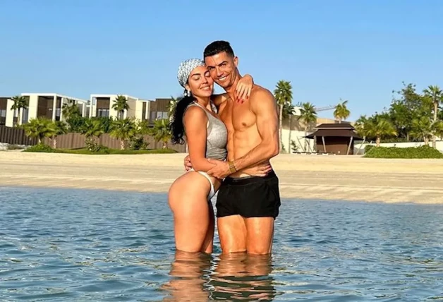 Georgina y Cristiano en la playa