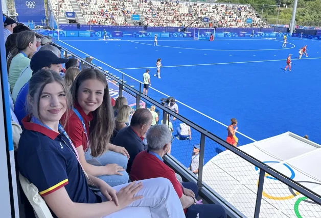 Leonor y Sofía viendo un partido