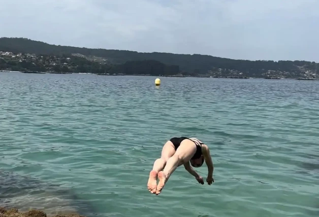 Raquel refrescándose en el mar