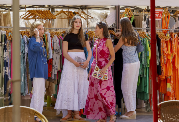 La reina Letizia, sus hijas la princesa Leonor y la infanta Sofía, y la reina emérita doña Sofía, durante un paseo este martes por Palma de Mallorca