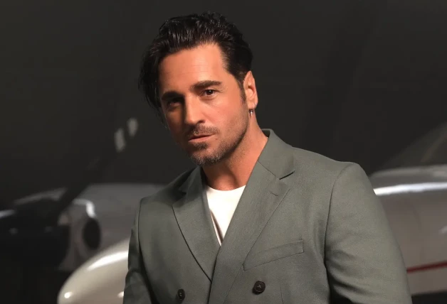 David Bustamante posando