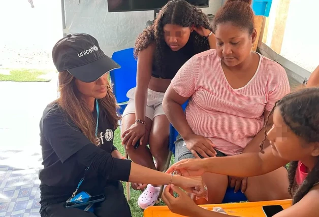 Sara Carbonero con niños en Panamá 2