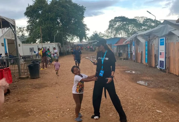 Sara carbonero con niña panameña