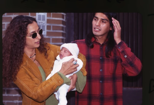 Rosario Flores y el bailarín argentino Orellana junto a su pequeña Lola. Imagen de archivo.