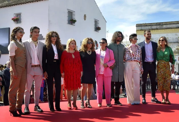 Imagen familiar del clan flores en la inauguración en honor a la artista Lola Flores.