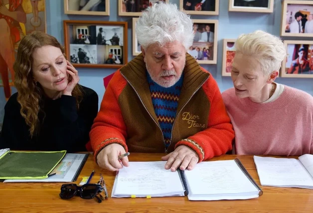 Juliane Moore Pedro Almodóvar y Tilda Swinton trabajando en el guión de una película.