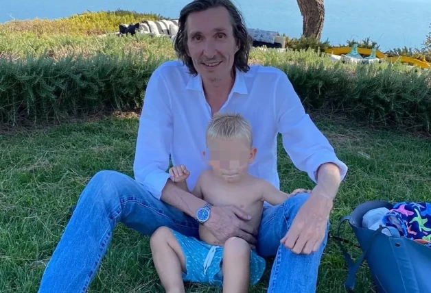 Fernando Gómez Acebo con el hijo de su prima, María Zurita.