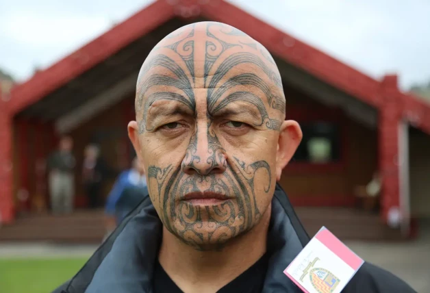 Uno de los descendientes de Manuel, con los tradicionales tatuajes maorís.