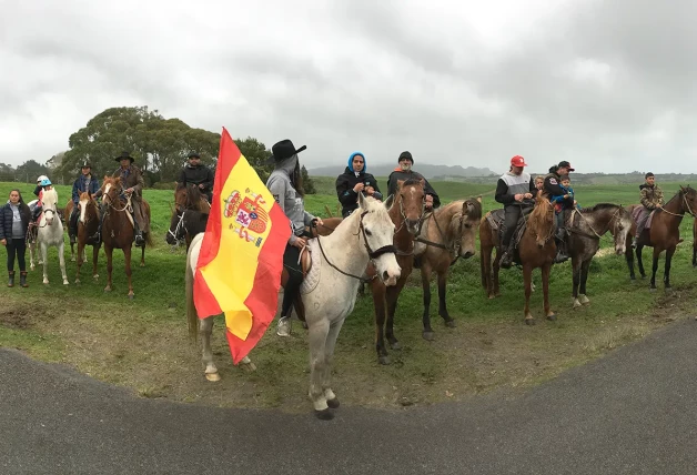 Maorís a caballo con una bandera de España.