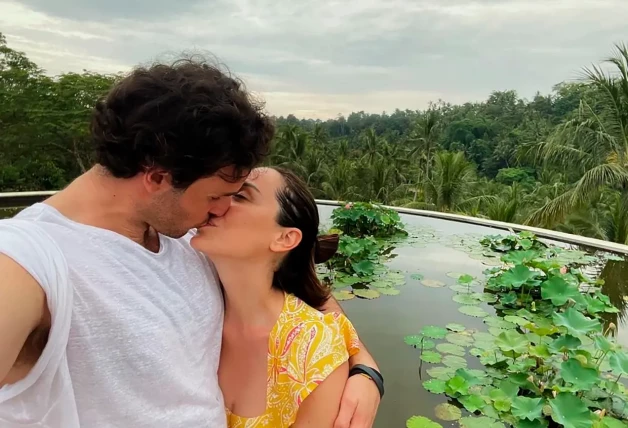 Tamara Falcó e Íñigo Onieva besándose durante su luna de miel.