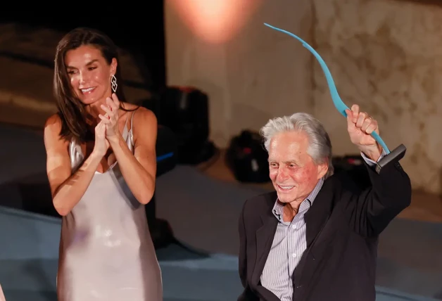 Michael Douglas recibió un premio de manos de la reina Letizia.