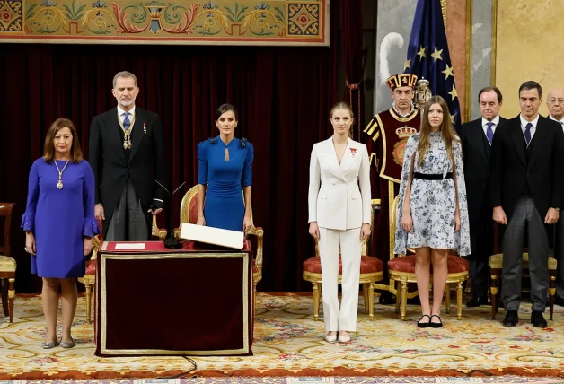 La infanta Sofía, en la jura de la Constitución, junto a la princesa Leonor, la reina Letizia y el rey Felipe VI.