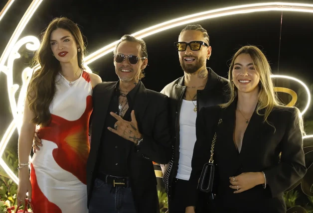 Maluma posando junto a Marc Anthony y sus respectivas parejas