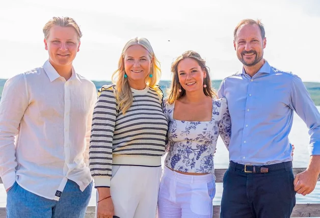 Haakon y Mette-Marit con sus hijos.