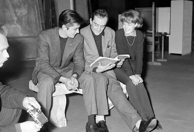 Delon junto a Luchino Visconti i a Romy Schnider en un ensayo de teatro.