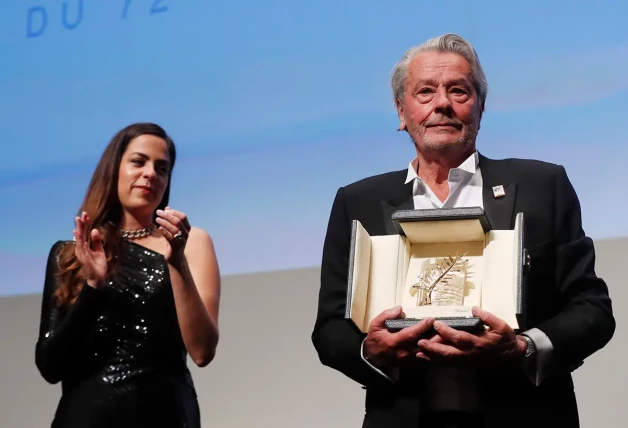 Delon recibiendo la Palma de Oro honorífica en el Festival de Cannes de 2019.