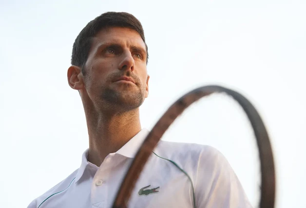 Novak Djokovic juega a tenis.