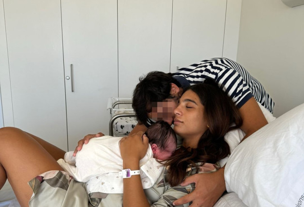 Alma Bollo con su pareja, Miguel, y su hijo recién nacido, en una fotografía desde el hospital en el que ha dado a luz