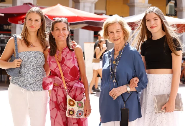 La princesa Leonor, la reina Letizia, la reina Sofía y la infanta Sofía paseando juntas por Mallorca.