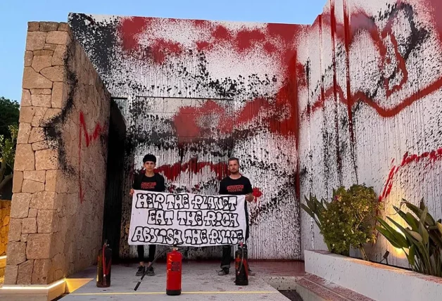 Activistas posando frente a la mansión de Messi