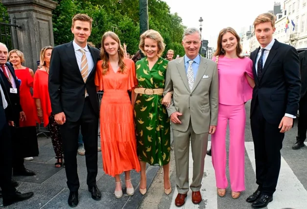 Matilde y Felipe de Bélgica se reúnen con sus cuatro hijos, que ya hacen parte de sus vacaciones por su cuenta, durante unos días en la residencia de verano de la familia real.