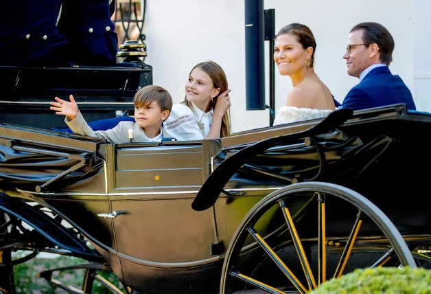 Para alegría y diversión de sus hijos, Estelle y Oscar, los príncipes herederos de Suecia salieron a pasear por los alrededores del palacio de Solliden.