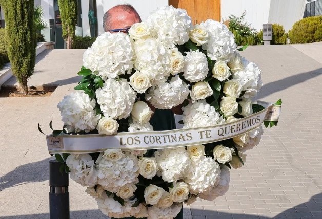 Coronoa de flores de parte de sus amigos.